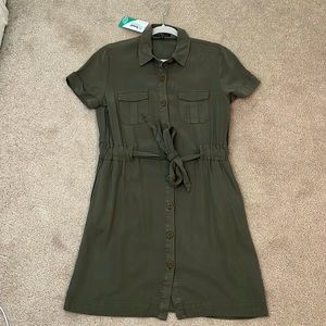 Khaki green dress with waist tie.